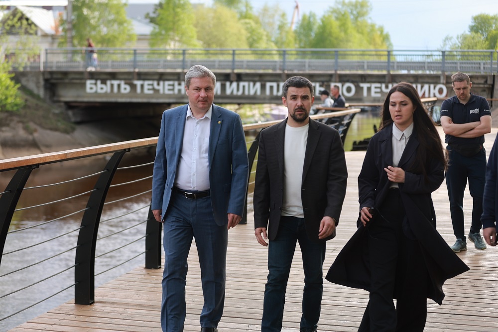Дмитрий Морев (слева): За новую жизнь набережной Соломбалки проголосовали семь тысяч архангелогородцев - именно поэтому проект получил финансирование по программе "Формирование комфортной городской среды"