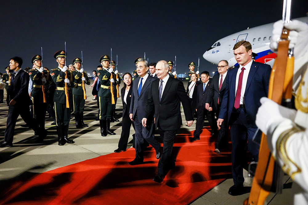 Президент РФ Владимир Путин и министр иностранных дел Китая Ван И (в центре справа налево) во время торжественной церемонии встречи в международном аэропорту Шоуду, Китай, Пекин. Президент РФ Владимир Путин и министр иностранных дел Китая Ван И (в центре справа налево) во время торжественной церемонии встречи в международном аэропорту Шоуду, Китай, Пекин.