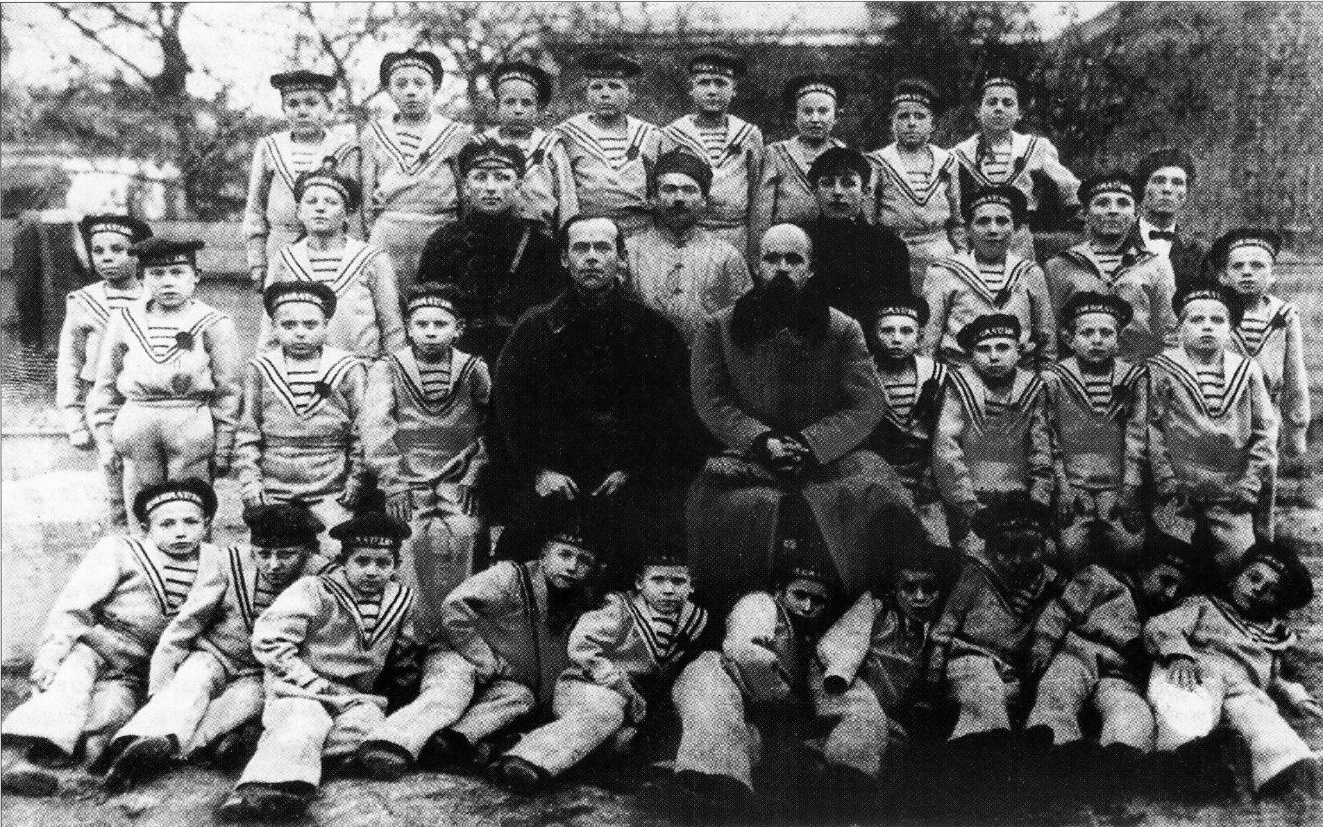 Юные коммунары - воспитанники детдома, созданного чекистами и красноармейцами при Кубано-Черноморском областном отделе ГПУ и 47-ме отдельном дивизионе. 1923 г. Юные коммунары - воспитанники детдома, созданного чекистами и красноармейцами при Кубано-Черноморском областном отделе ГПУ и 47-ме отдельном дивизионе. 1923 г.