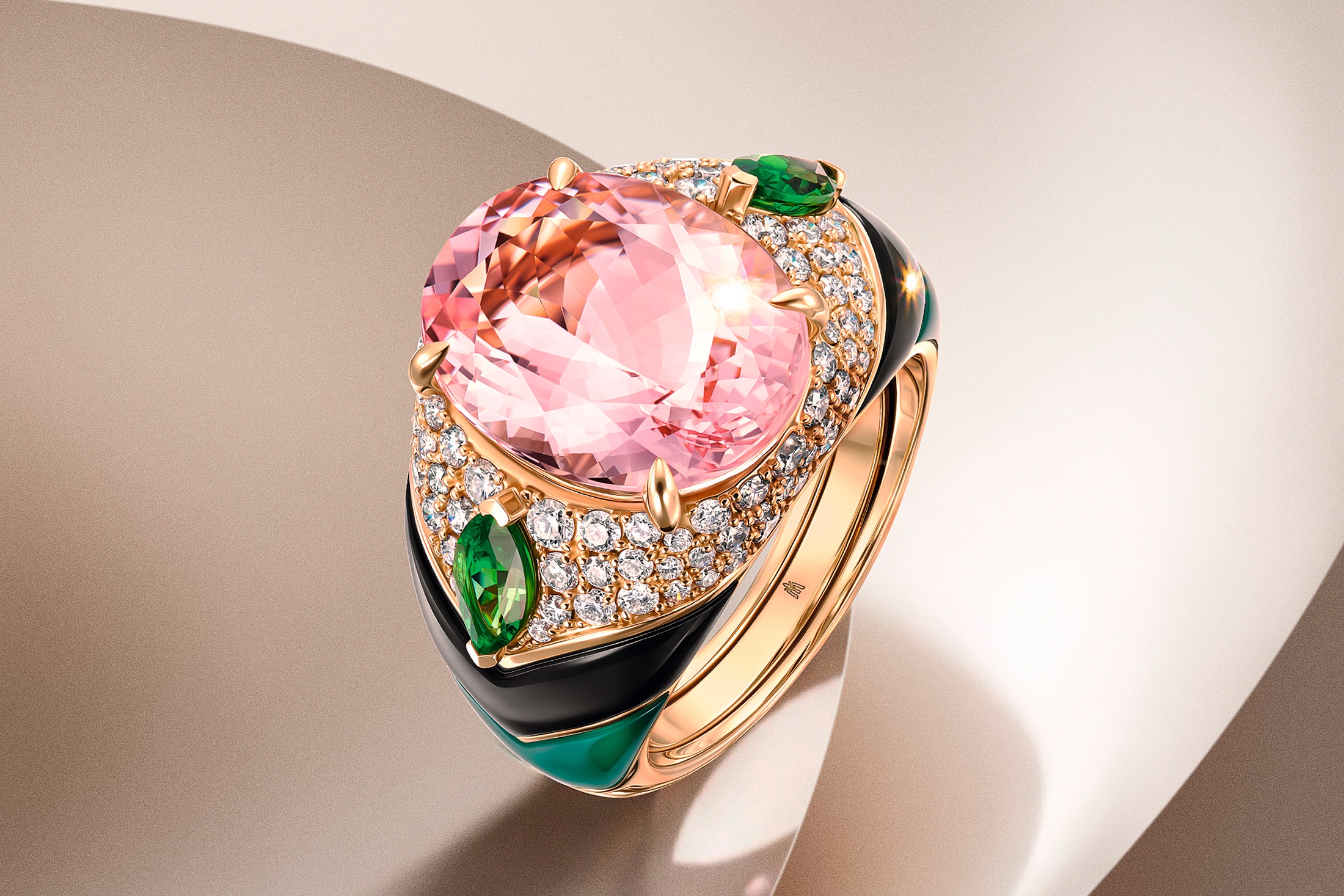 MIUZ Diamonds, коллекция "Таинственный сад". Кольцо из главы "Монограмма", желтое золото, морганит огранки "овал" 8,78 кт, оникс, халцедон, зеленые гранаты, бриллианты.