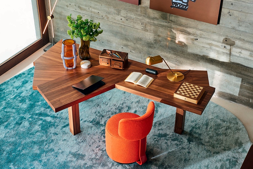 Cassina: стол Ventaglio (дизайнер Шарлотта Перриан), кресло Tamburound (дизайнеры Барбер и Осгерби), ваза Sestiere (дизайнер Патрисия Уркиола). Cassina: стол Ventaglio (дизайнер Шарлотта Перриан), кресло Tamburound (дизайнеры Барбер и Осгерби), ваза Sestiere (дизайнер Патрисия Уркиола).