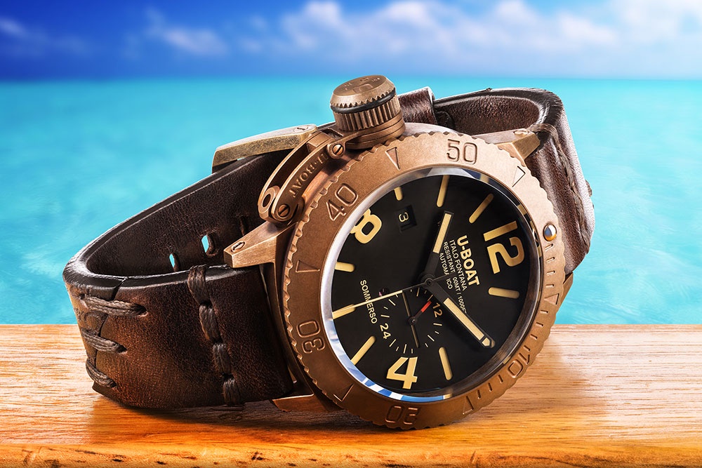 U-Boat, коллекция Sommerso, модель UB-8486 в корпусе из бронзы, на кожаном ремешке. Часовые метки нестандартно расположены на 4, 8 и 12 часах.