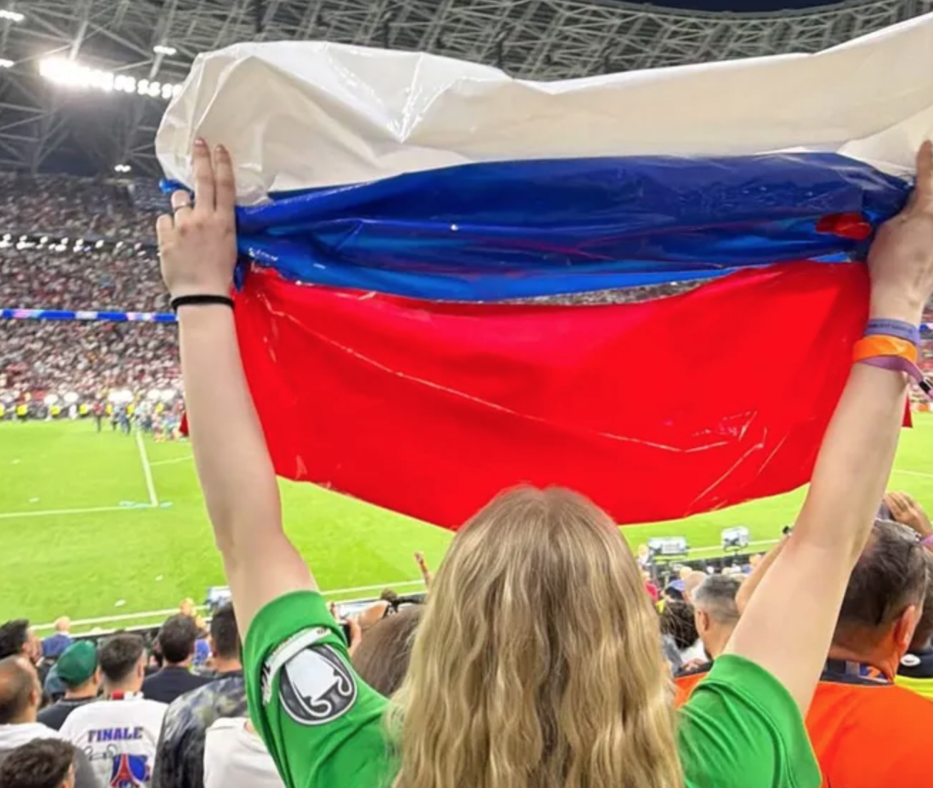 Марина Кондратюк, жена Матвея Сафонова, с самодельным флагом России на финале Лиги чемпионов.