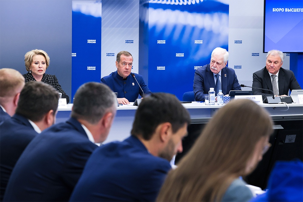 Руководство "Единой России" собралось в понедельник, чтобы обсудить предварительное голосование и подготовку к предвыборному съезду.