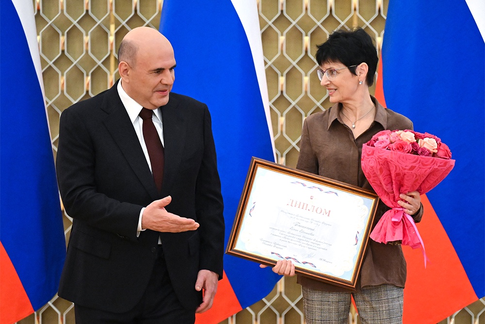 Михаил Мишустин вручил награду писательнице Елене Панюхиной за роман "Формула горизонта".