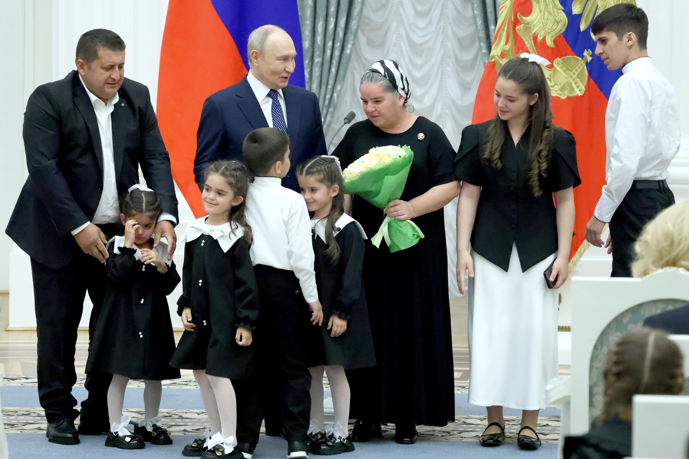 В числе награжденных Владимиром Путиным семья Симы Каркусовой из североосетинского села Рамоново - вместе с мужем Борисом она воспитывает 15 детей.