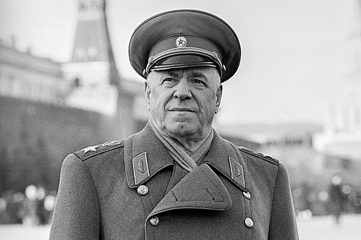 Маршал Георгий Жуков на Красной площади. У титула "маршал Победы" оказалась очень горькая цена.