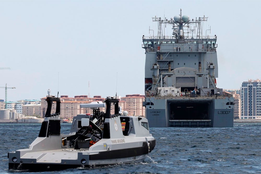 RFA Lyme Bay готовится принять на борт беспилотный надводный аппарат Ariadne. RFA Lyme Bay готовится принять на борт беспилотный надводный аппарат Ariadne.