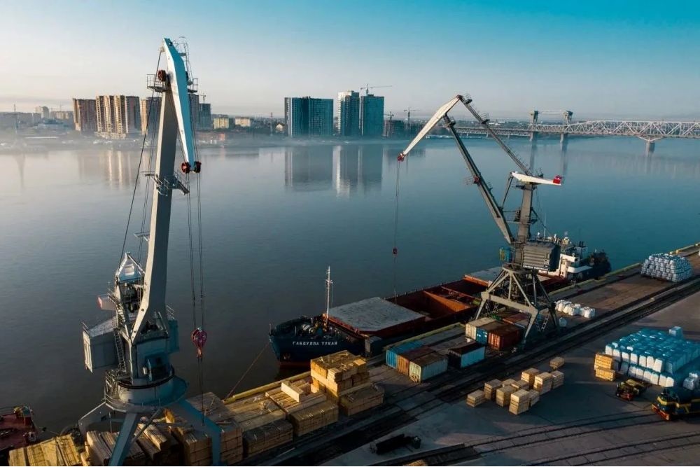 Через астраханские морские порты с начала года прошло более двух миллионов тонн грузов, где основная часть - это зерно Через астраханские морские порты с начала года прошло более двух миллионов тонн грузов, где основная часть - это зерно