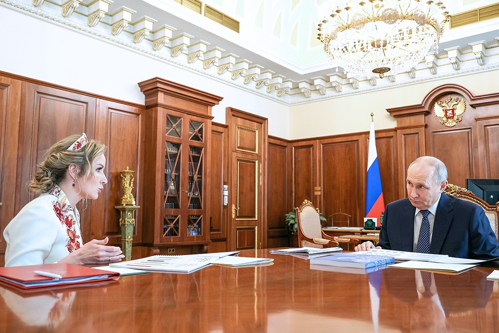 Владимир Путин и уполномоченный при президенте РФ по правам ребенка Мария Львова-Белова во время встречи в Кремле.