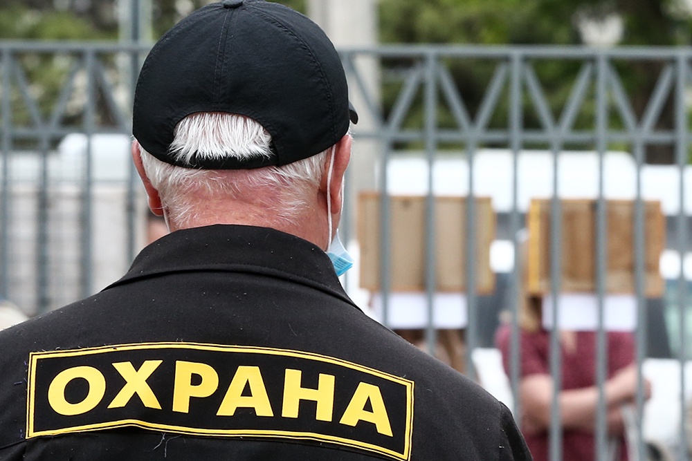 Средний возраст работников ЧОПов перевалил за 60 лет, молодые специалисты сюда практически не идут.