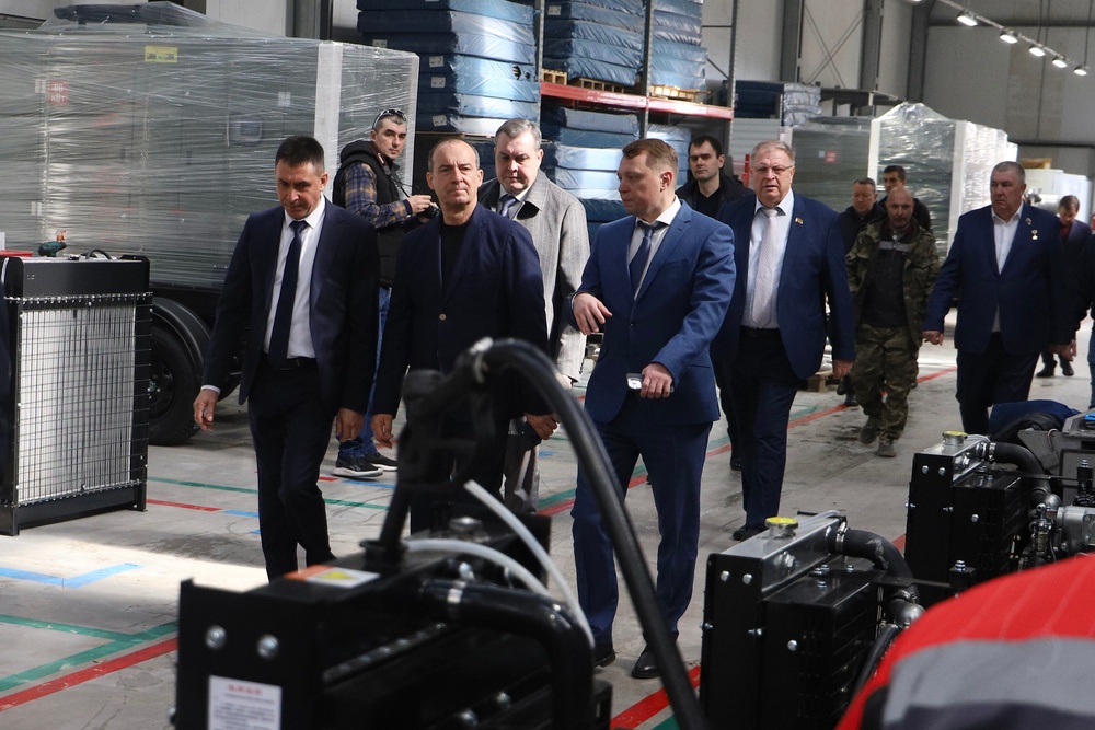 Предприятие "Газтехника" в Красноармейском районе, которое недавно посетил Юрий Бурлачко (в центре), эффективно используя меры господдержки, наращивает производство электрогенераторов