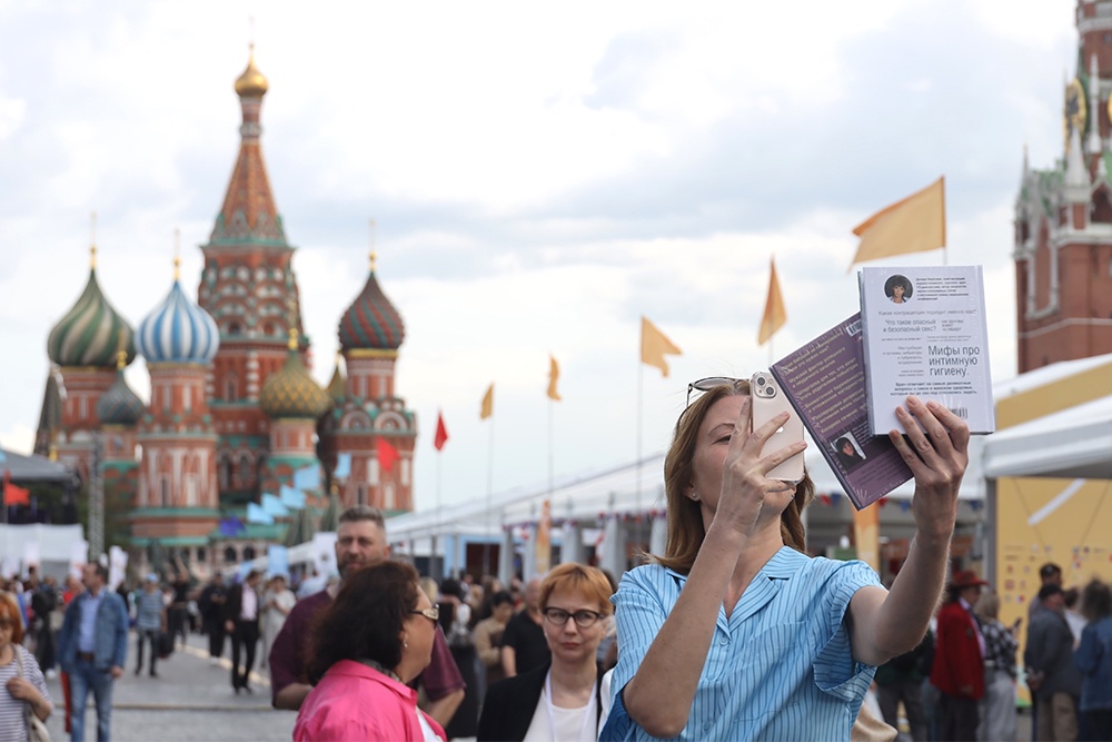 Только на "Красной площади" можно увидеть столько людей, делающих селфи с книгами.
