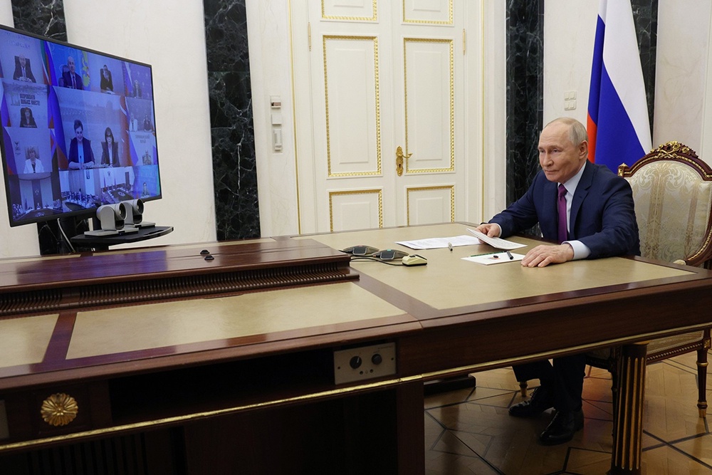 Владимир Путин поручил запустить в детских лагерях смены по русскому языку и литературе.