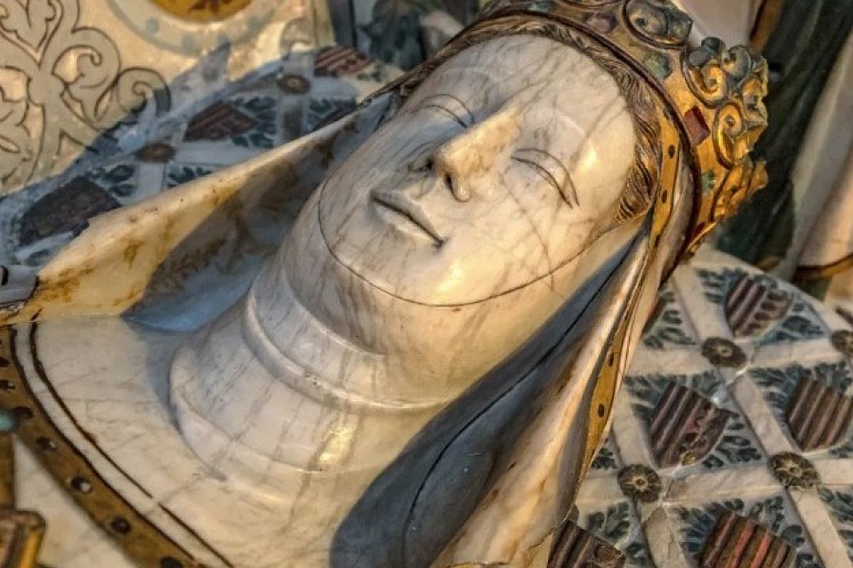 Вскрыв гробницу королевы Элисенды де Монкада, ученые увидели, что она там не одна.