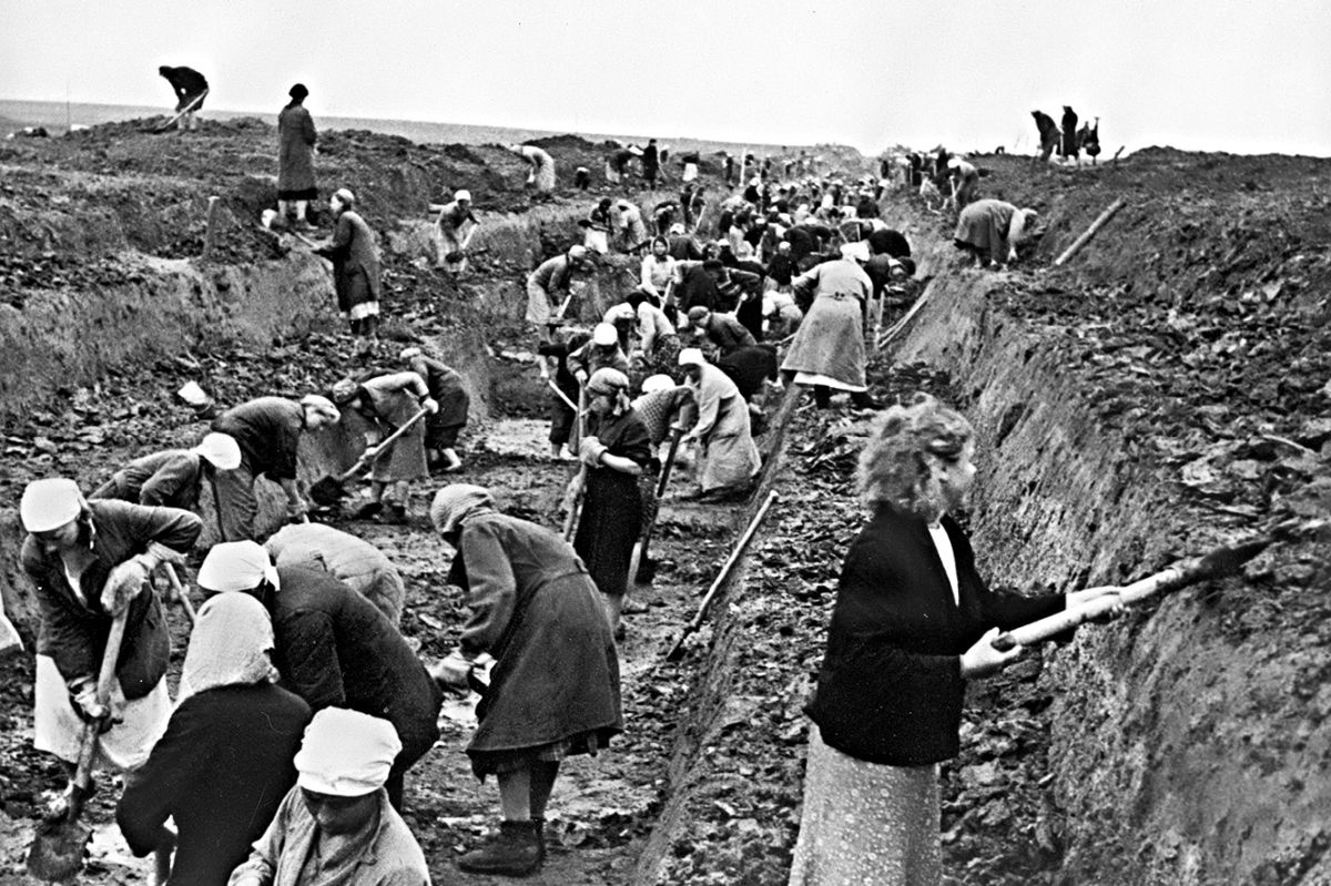 Комсомольцы на строительстве оборонительных сооружений под Москвой. Июль 1941 года.
