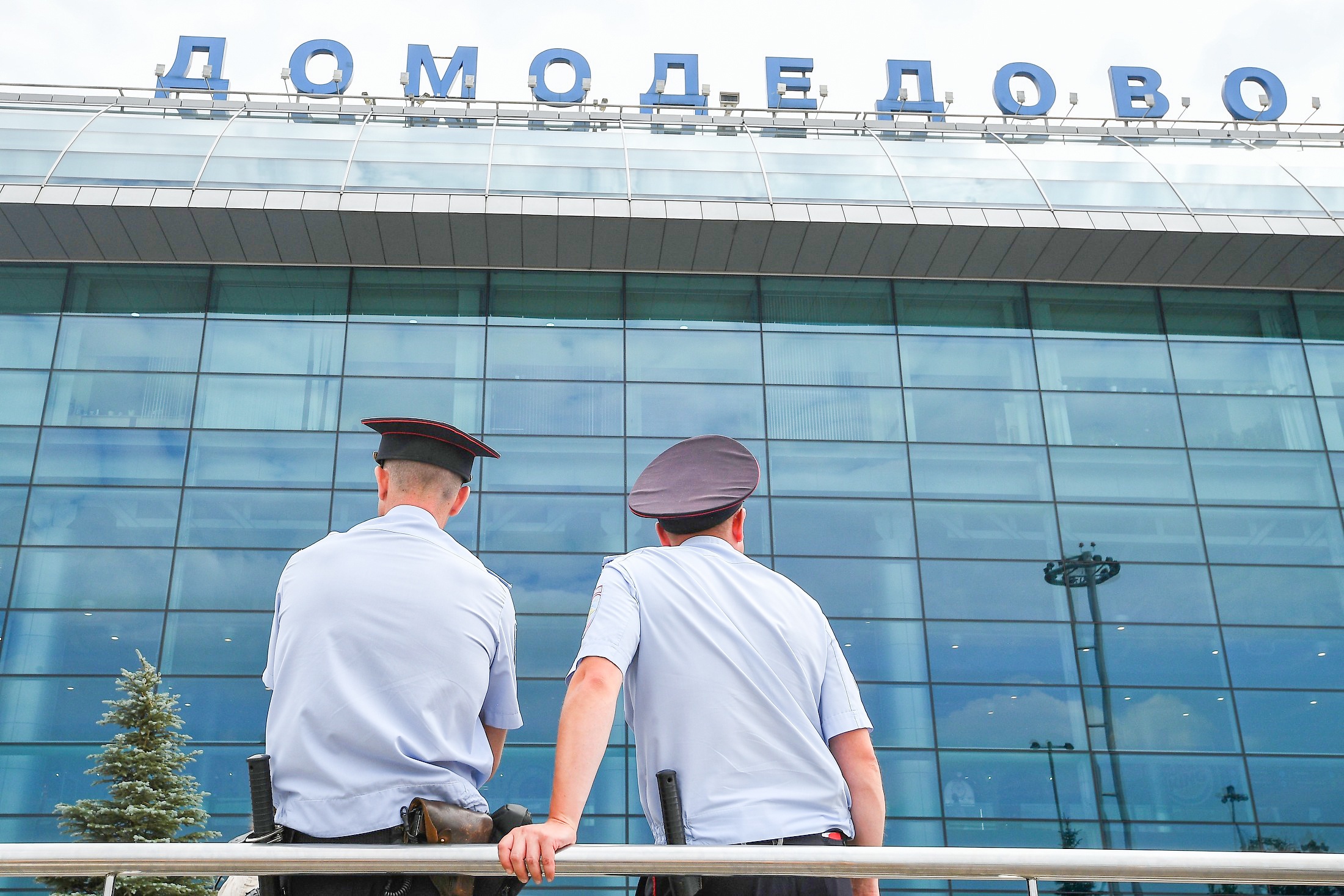 Сотрудники полиции у здания аэропорта Домодедово.