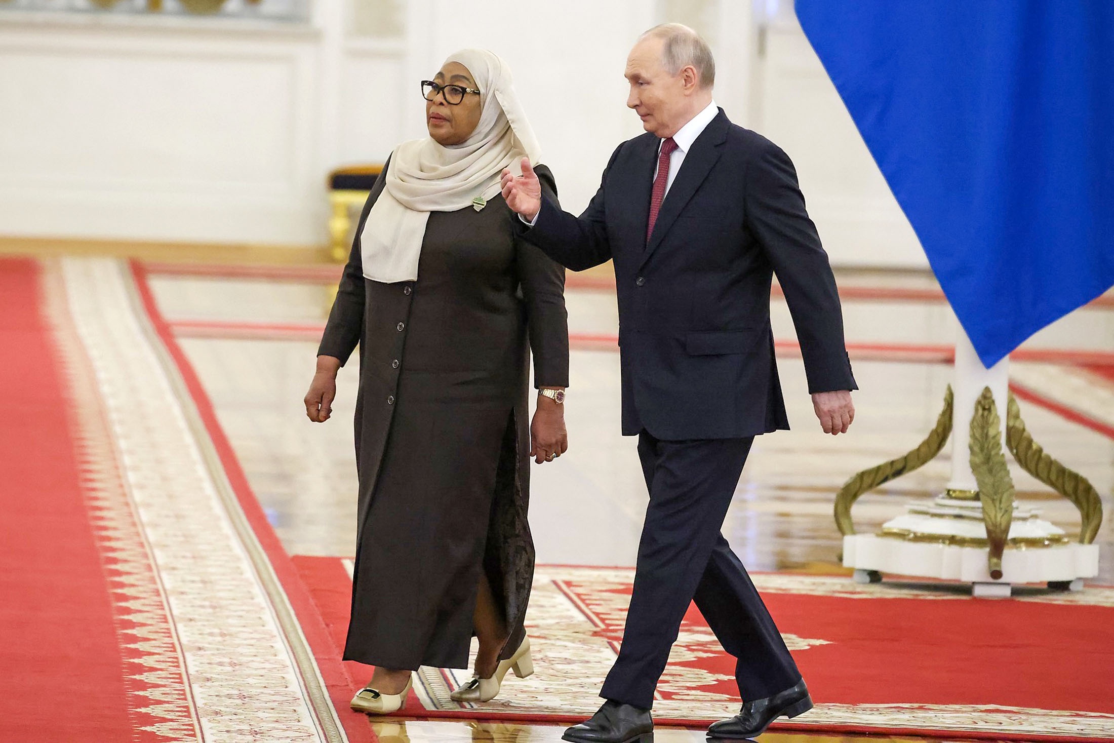 Владимир Путин тепло приветствовал Самию Сулуху Хасан в Георгиевском зале Кремля.
