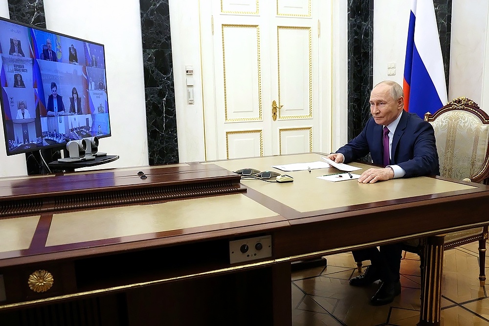 Владимир Путин поручил запустить в детских лагерях смены по русскому языку и литературе.