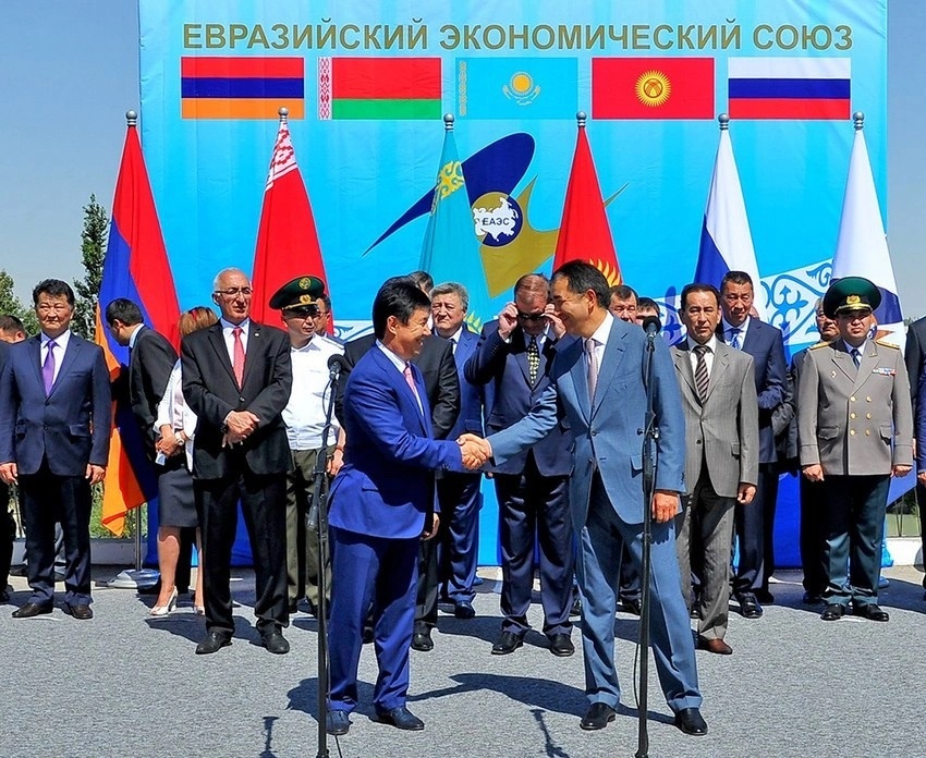 Торжественная церемония вступления КР в ЕАЭС прошла на границе республики с Казахстаном.