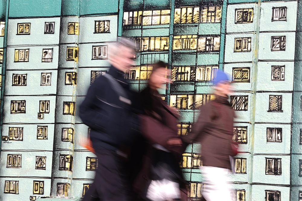 Двойная продажа квартиры - нарушение. Но достаться квартира должна тому, кто вступил во владение первым.