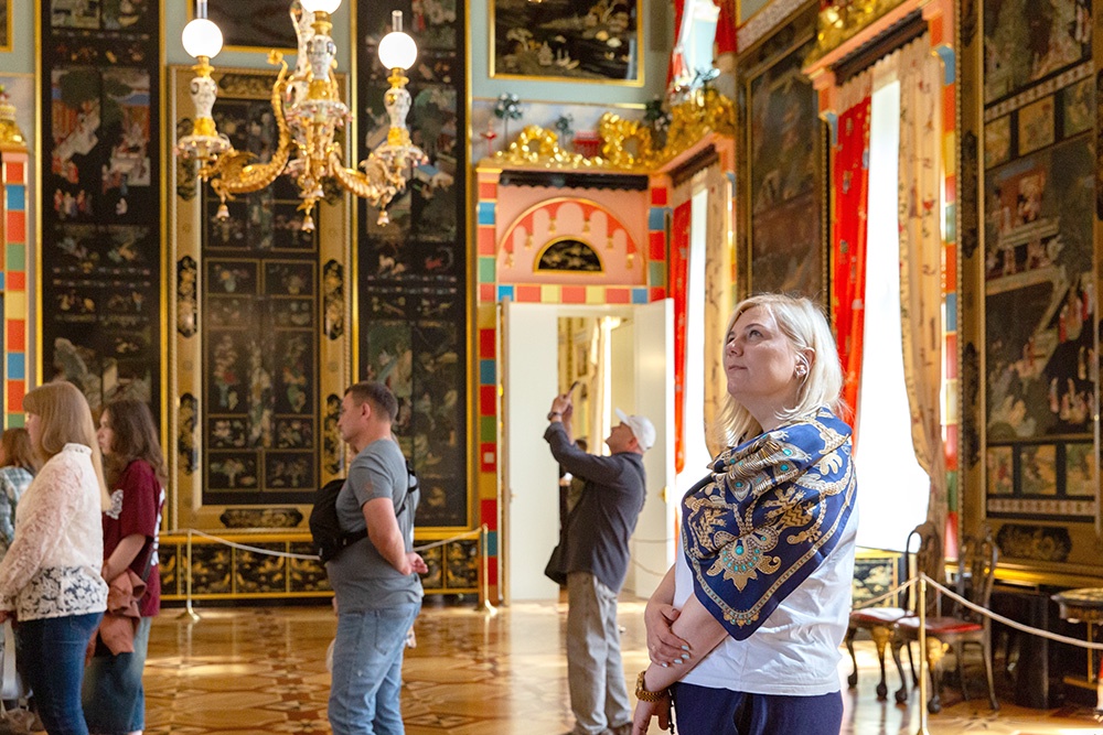 Главное украшение Китайского зала - лаковые панно, расположенные в три яруса.