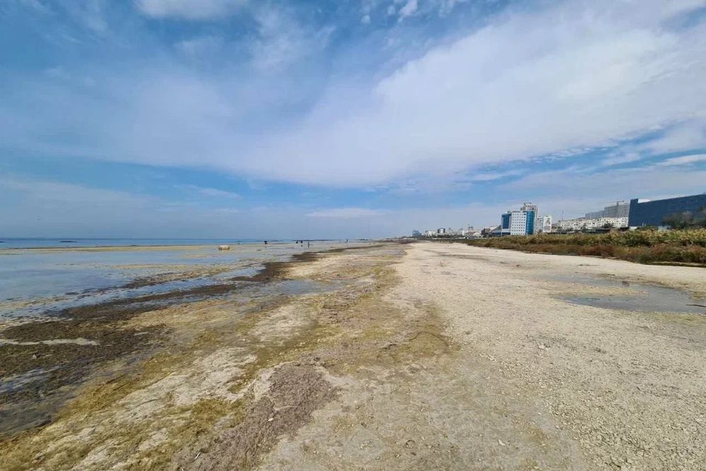 Обмеление Каспийского моря у казахстанского города Актау 