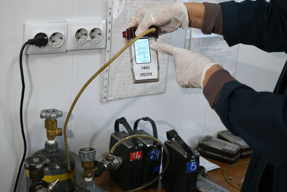 Для контроля за содержанием в атмосфере различных газов и веществ в шахтах сейчас используют портативные газоанализаторы