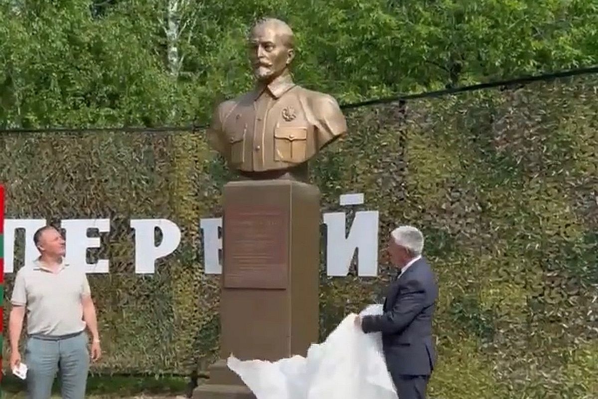 Бюст Дзержинского установлен в детском лагере под Нижним Тагилом.
