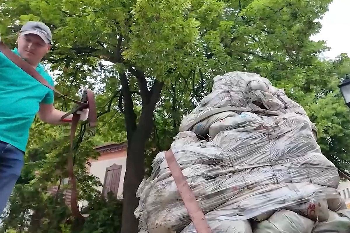 Памятник Булгакову снесли в Киеве.