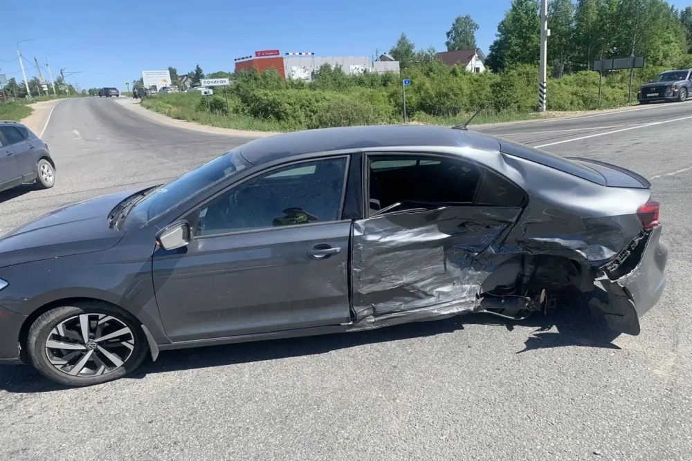 В ДТП под Череповцом пострадали шестеро человек, среди них трое детей В ДТП под Череповцом пострадали шестеро человек, среди них трое детей