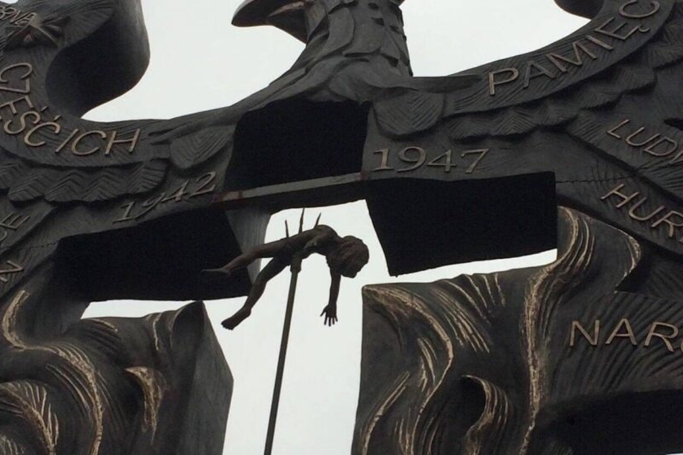 Монумент в Польше в память о зверском уничтожении боевиками УПА живших на Западной Украине этнических поляков. Теперь в Киеве при поддержке Зеленского прославляют этих убийц.