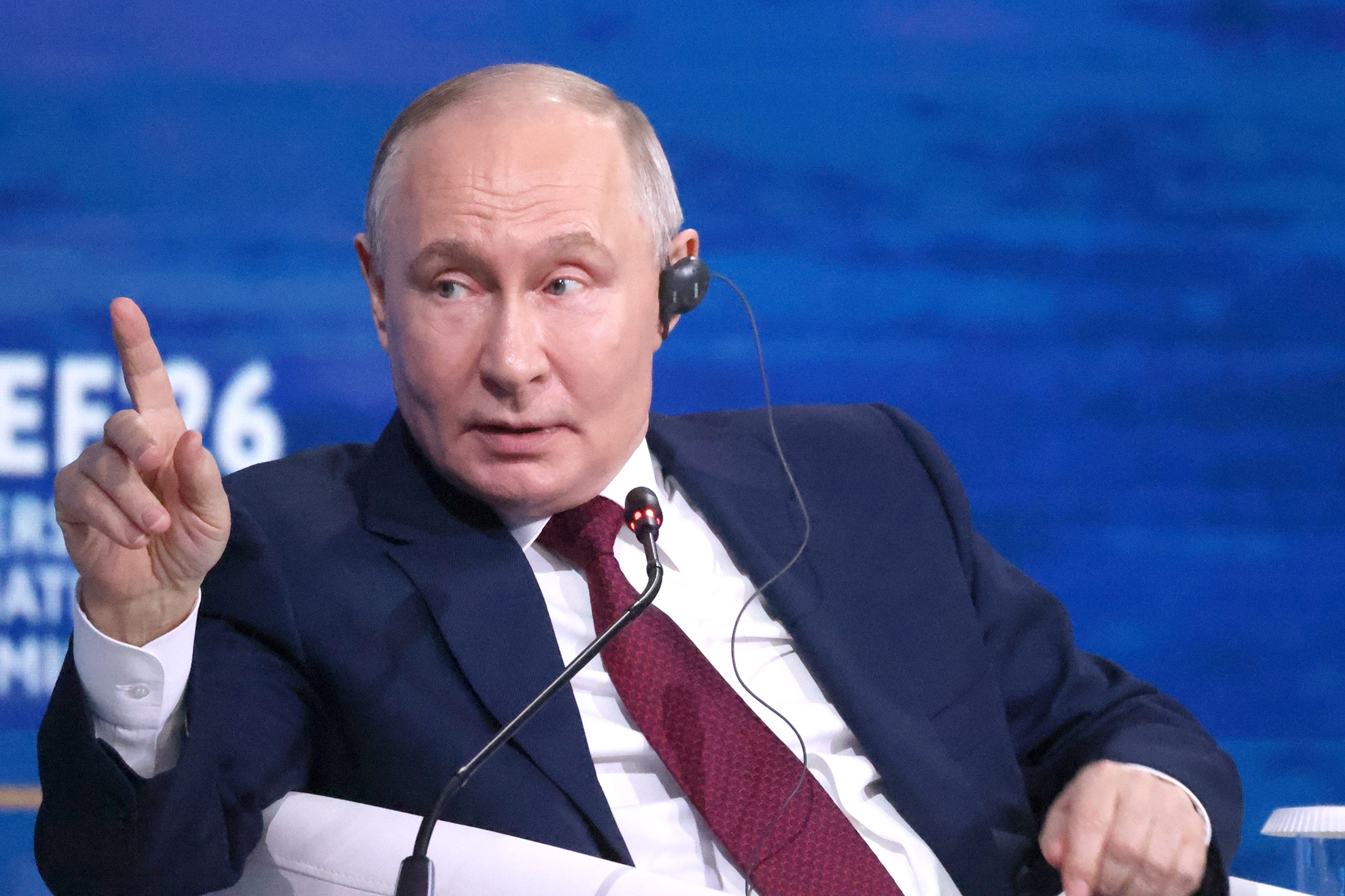 На форуме Владимир Путин говорил не только об экономике, но и о политике - "от нее никуда не уйти". 