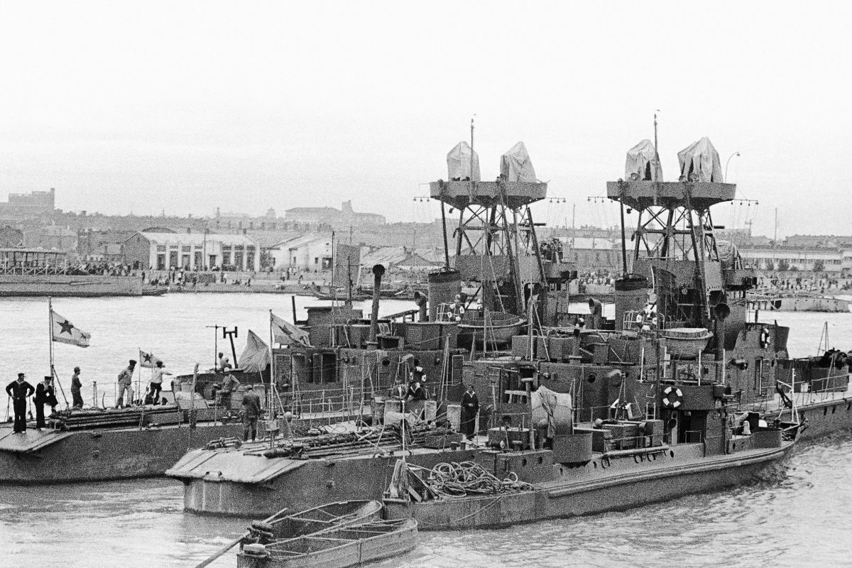 1945 год. Советские корабли на реке Сунгари в порту Харбина. 1945 год. Советские корабли на реке Сунгари в порту Харбина.