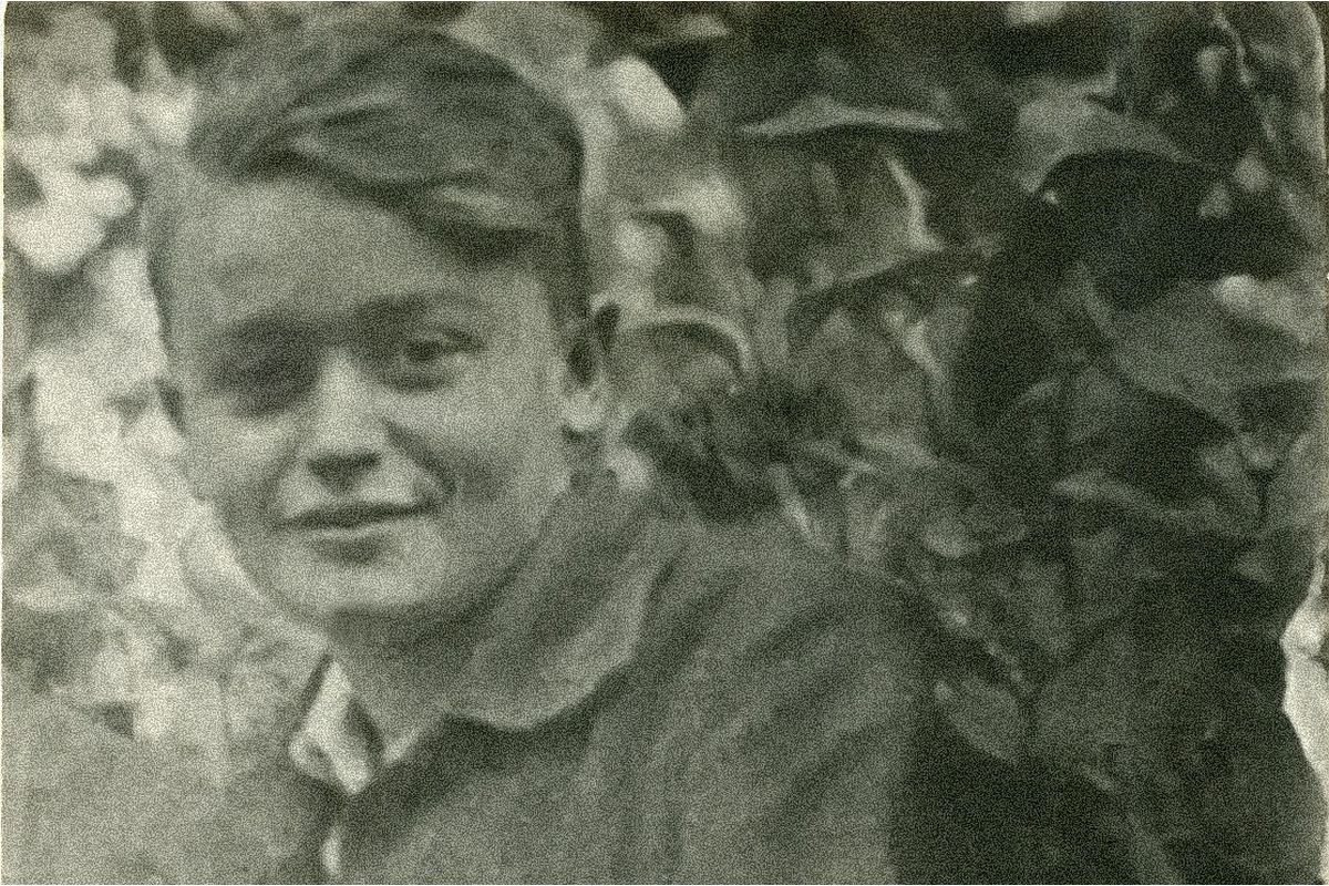 Олег Васильевич Кошевой на фотографии начала 1940-х.