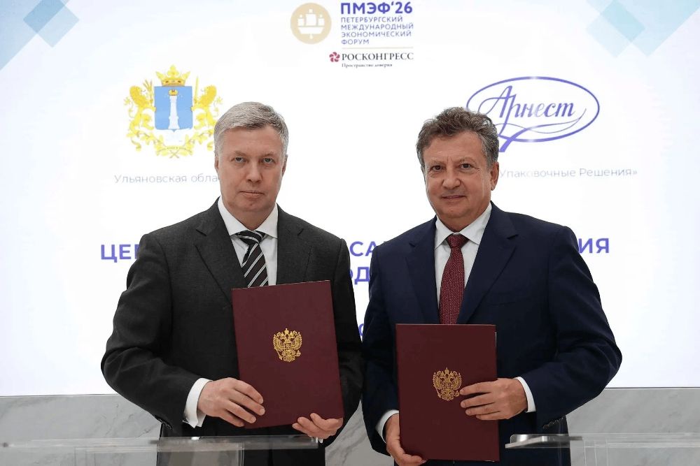 Губернатор Алексей Русских и президент группы Арнест Алексей Сагал во время церемонии подписания документа.