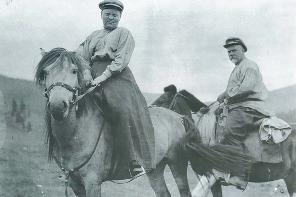 Сергей Минцлов (справа) в Туве, 1915 г.