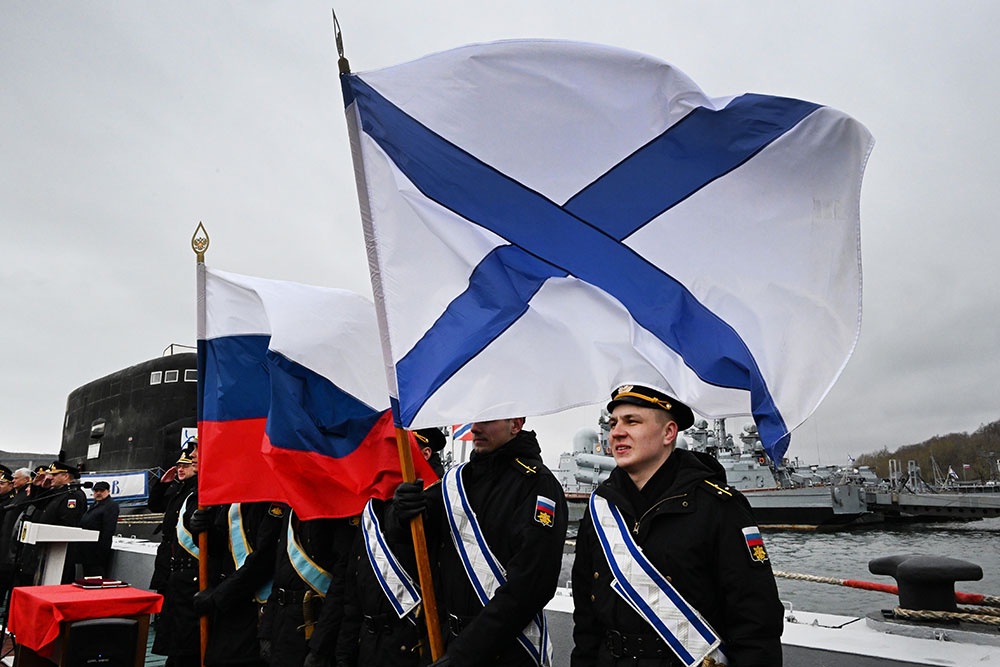 Прославленный флаг ВМФ России гордо реет над всеми морями и океанами планеты. Прославленный флаг ВМФ России гордо реет над всеми морями и океанами планеты.