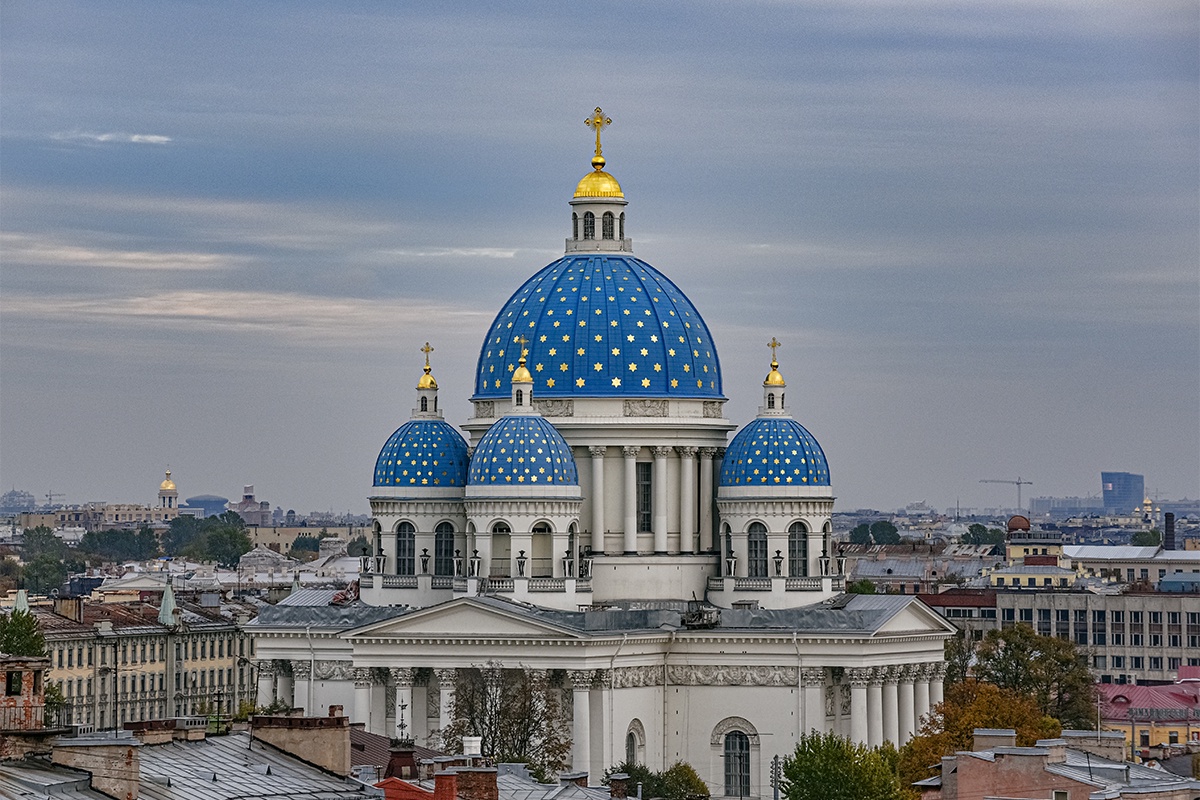 В Санкт-Петербурге двое юных руферов забрались на Троице-Измайловский собор и повредили крышу. Подростки позже раскаялись и сами пришли к настоятелю.