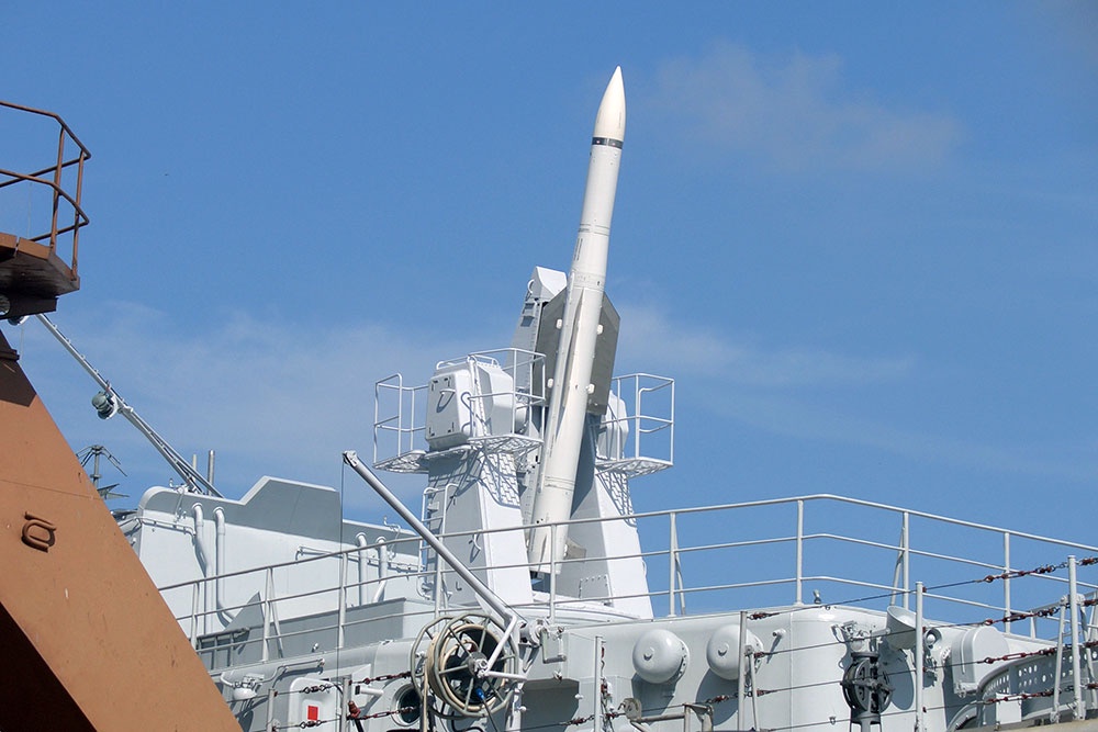 ЗРК средней дальности "Штиль-1" оснащается ракетой с дальностью стрельбы до 50 километров. ЗРК средней дальности "Штиль-1" оснащается ракетой с дальностью стрельбы до 50 километров.