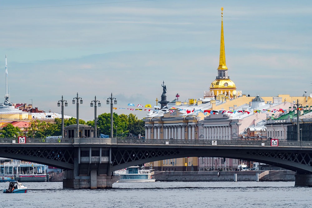 На берега Невы, под шпиль Адмиралтейства, Главный штаб ВМФ России вернулся в 2012 году.