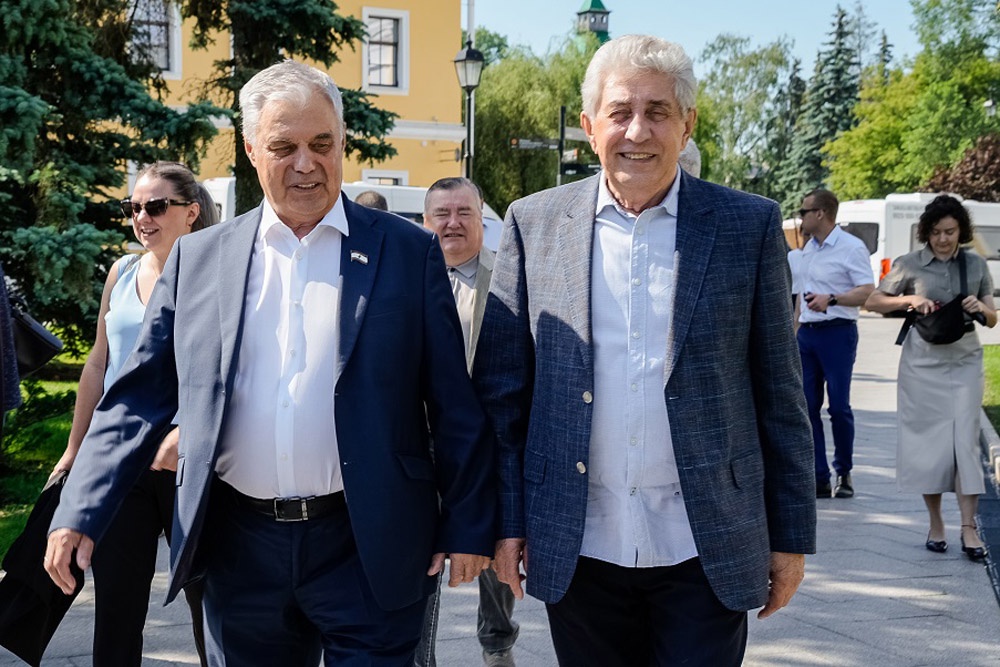Сергей Грачев (справа) рассказал об оренбургском фестивале "Лето в городе" законодателям ПФО.