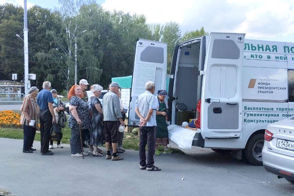Волонтеры привозят до 50 порций еды за раз. Если кто-то не успел к трапезе, голодным не останется, есть консервы, микроволновка и чай с печеньками. Волонтеры привозят до 50 порций еды за раз. Если кто-то не успел к трапезе, голодным не останется, есть консервы, микроволновка и чай с печеньками.