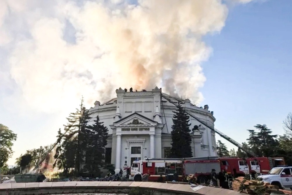 Здание панорамы "Оборона Севастополя" внутри полностью выгорело. Несколько фрагментов полотна спасены.