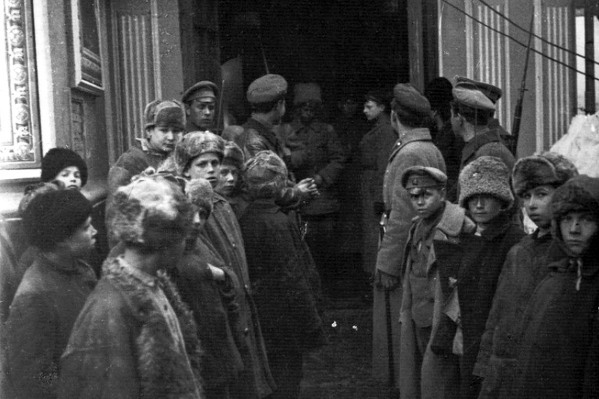 У входа в храм во время вскрытия мощей Сергия Радонежского.