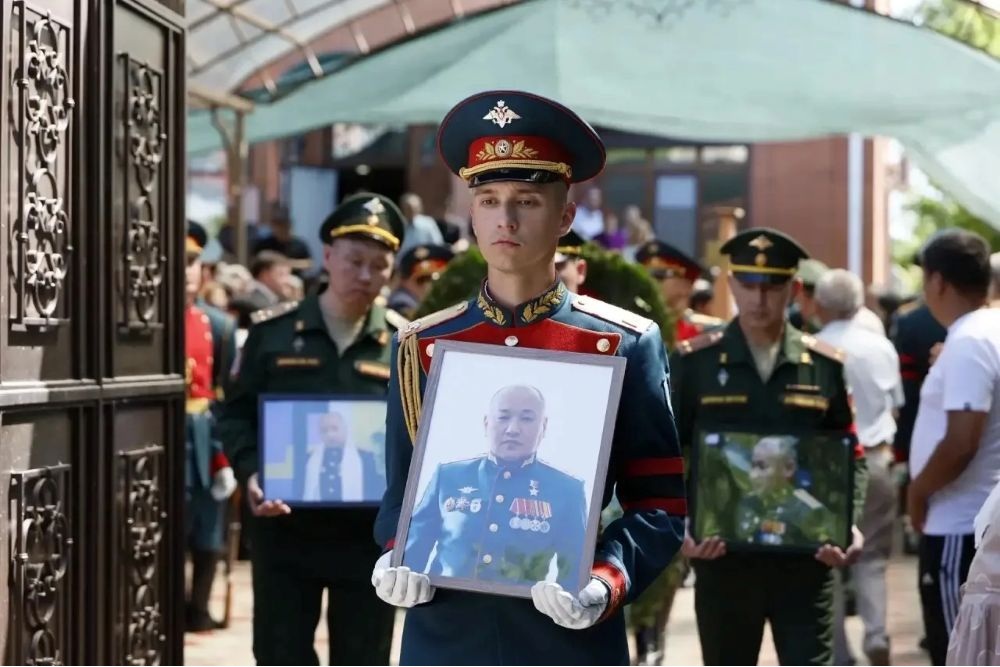 В Калмыкии простились с уроженцем республики, Героем России, погибшим в ходе СВО, Нараном Очир-Горяевым В Калмыкии простились с уроженцем республики, Героем России, погибшим в ходе СВО, Нараном Очир-Горяевым