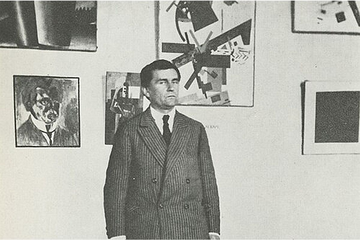 Казимир Малевич со своими картинами в Ленинграде. 1924 год. В его творчестве были не только квадраты и кубы, но и портреты (на фото слева).