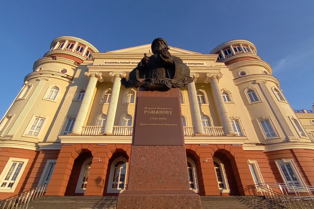 Монумент установлен перед зданием Республиканского краеведческого музея.