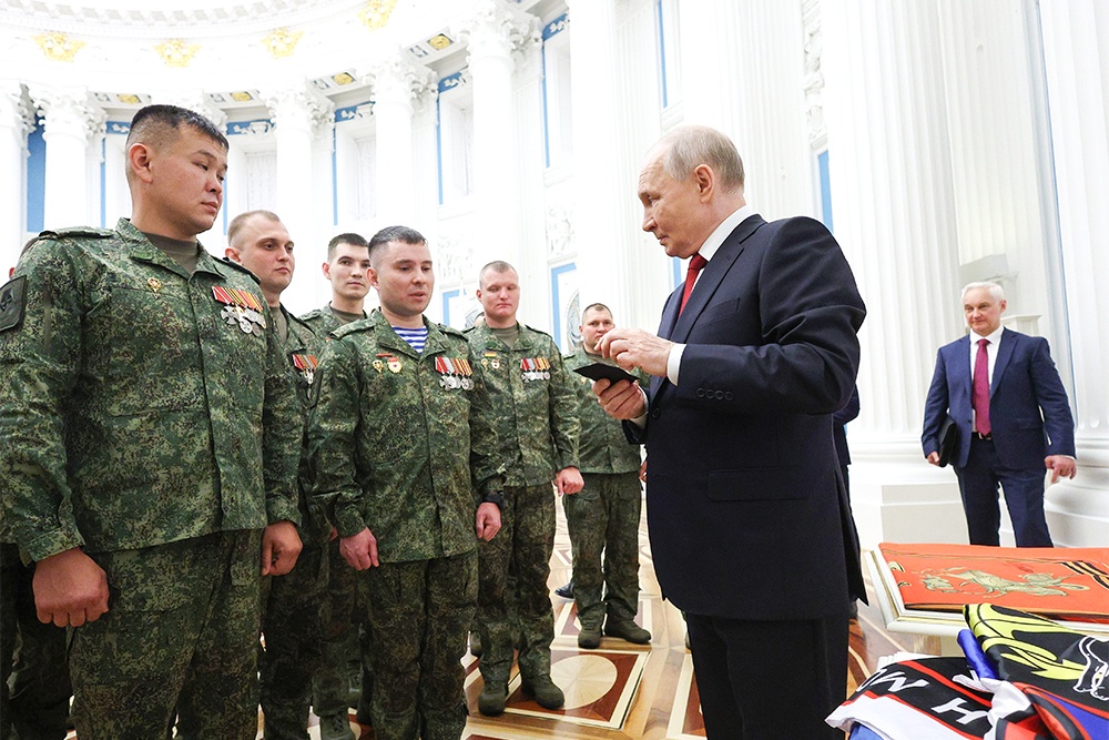 Владимир Путин убежден, что именами погибших героев СВО надо называть улицы и школы.