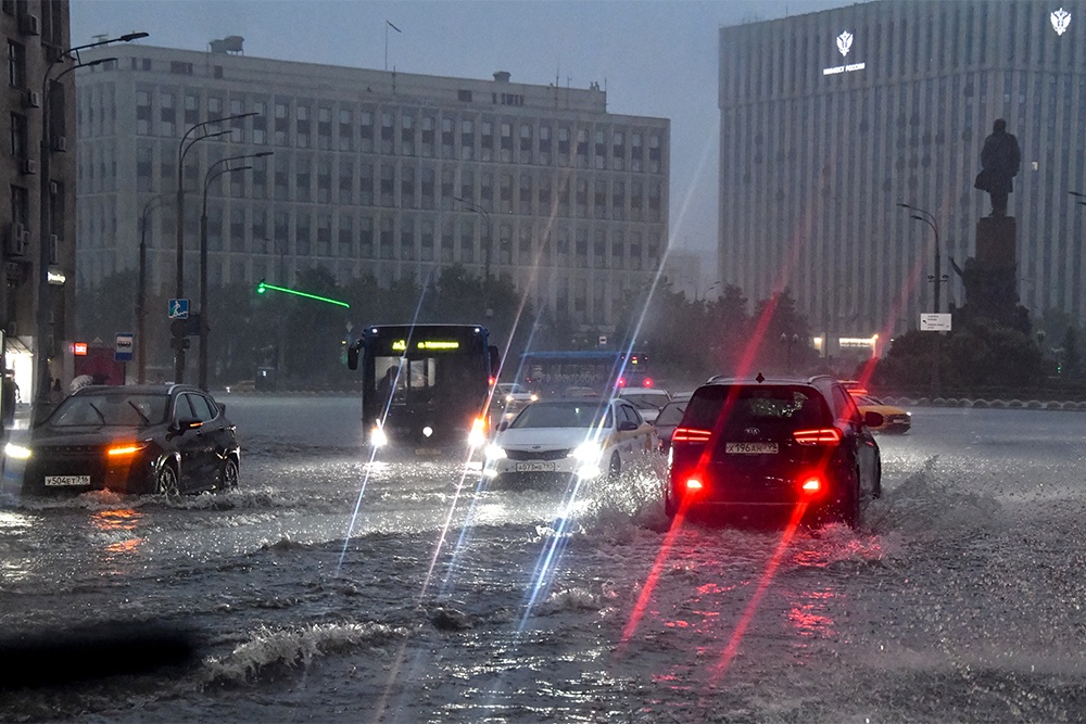 Так в субботу вечером выглядела Калужская площадь в центре Москвы.